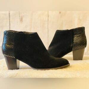 Women’s Vionic zip ankle boots.